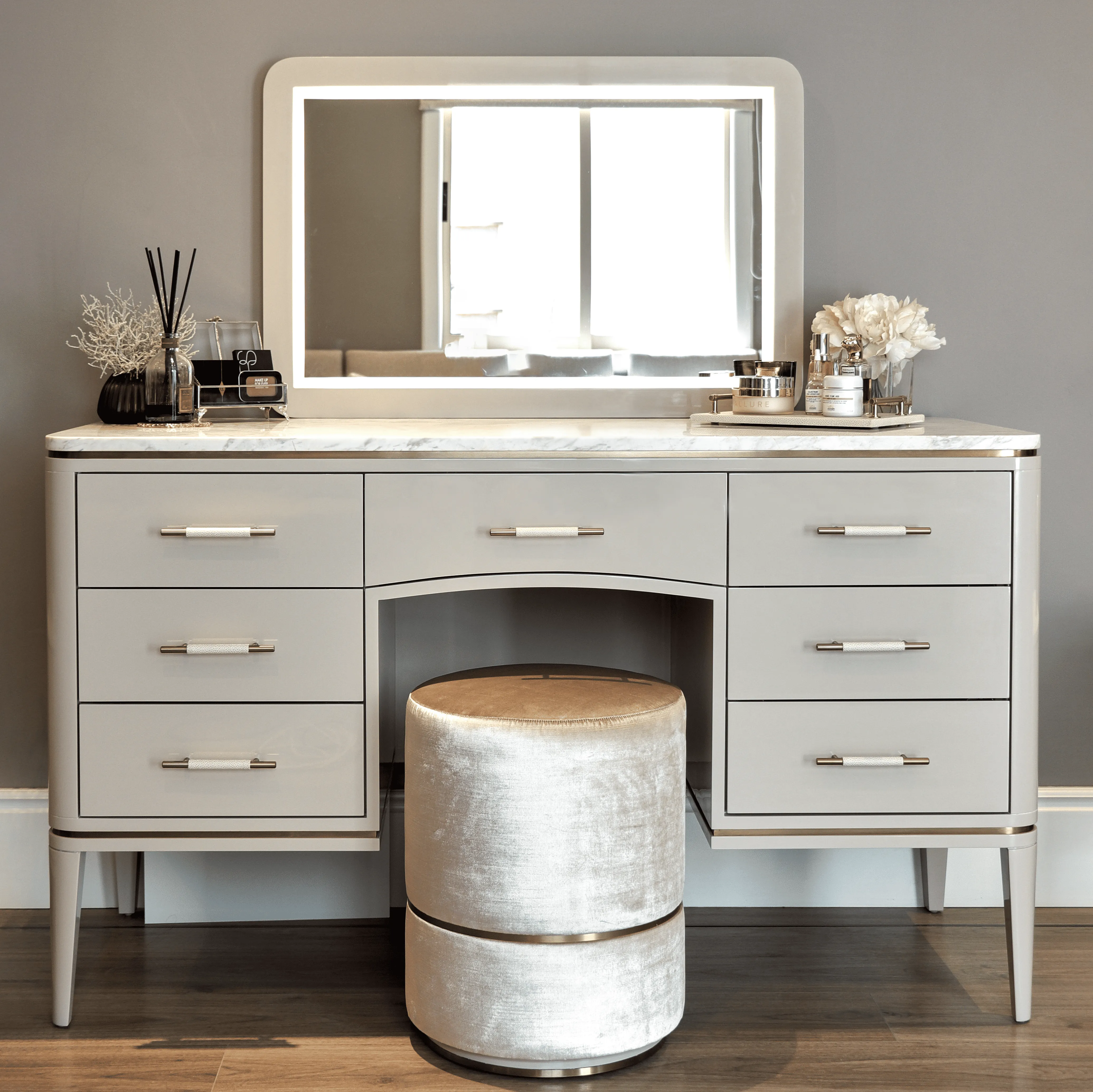 Hessa Vanity-Dresser